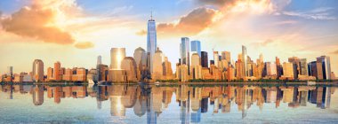 Hudson Nehri üzerindeki New York City finans bölgesi manzarası