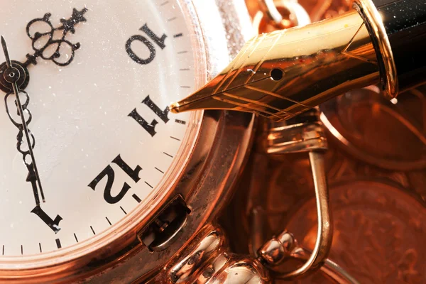 Reloj de bolsillo y pluma — Foto de Stock