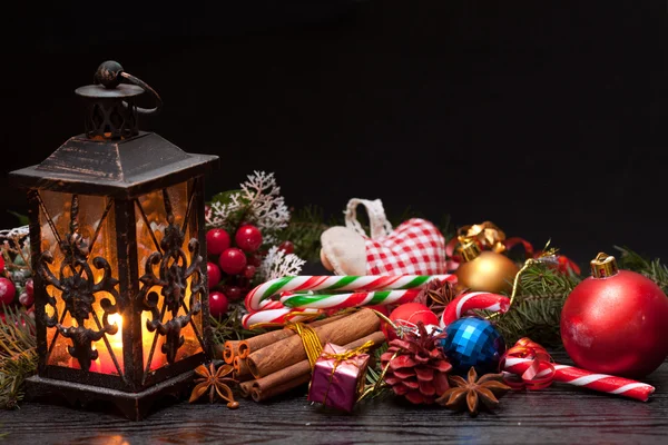 Рождественские вещи на столе — стоковое фото