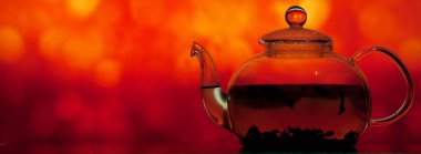 Parlak bir arka plan üzerine çaydanlık 