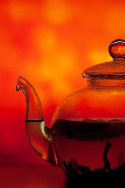 Parlak bir arka plan üzerine çaydanlık