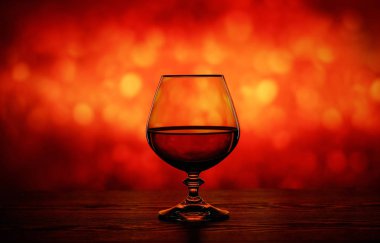 Brendi cam bulanık bir arka plan üzerinde