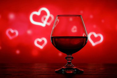 Brendi cam bulanık bir arka plan üzerinde