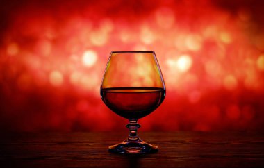 Brendi cam bulanık bir arka plan üzerinde