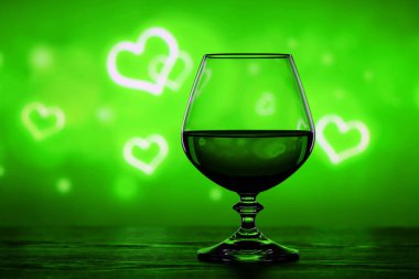 Brendi cam bulanık bir arka plan üzerinde