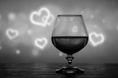 Brendi cam bulanık bir arka plan üzerinde