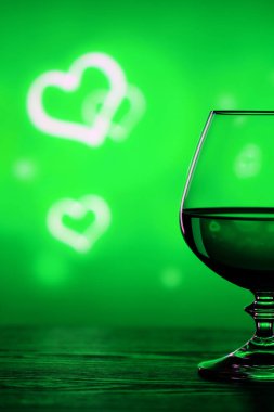 Brendi cam bulanık bir arka plan üzerinde