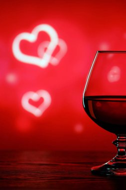 Brendi cam bulanık bir arka plan üzerinde