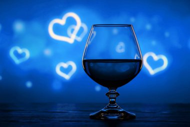 Brendi cam bulanık bir arka plan üzerinde