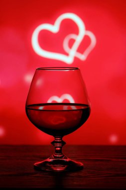 Brendi cam bulanık bir arka plan üzerinde