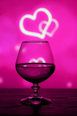 Brendi cam bulanık bir arka plan üzerinde