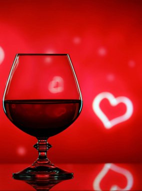 Brendi cam bulanık bir arka plan üzerinde