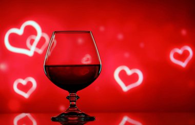 Brendi cam bulanık bir arka plan üzerinde