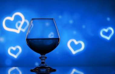 Brendi cam bulanık bir arka plan üzerinde