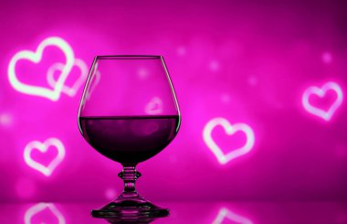 Brendi cam bulanık bir arka plan üzerinde