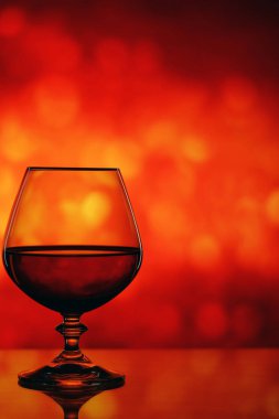 Brendi cam bulanık bir arka plan üzerinde