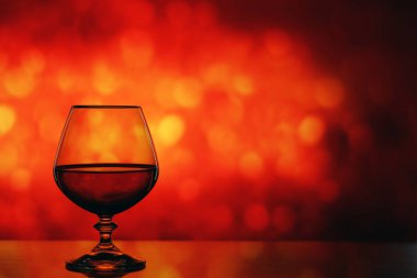 Brendi cam bulanık bir arka plan üzerinde