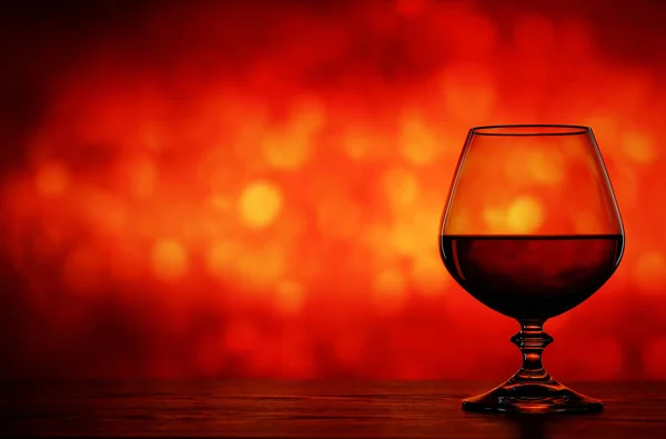 Bicchiere di brandy su sfondo sfocato — Foto Stock