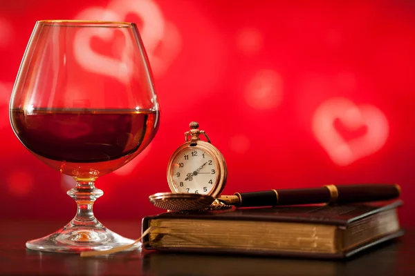 Brandy verre, journal intime et montre de poche — Photo