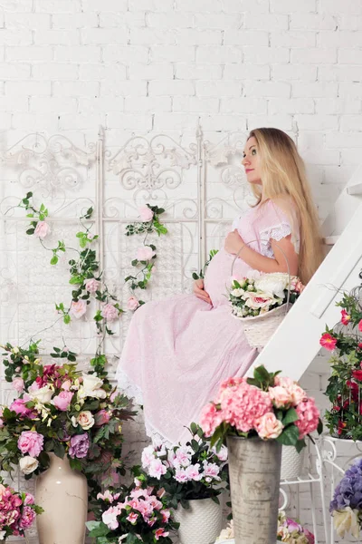 Güzel hamile kadın.