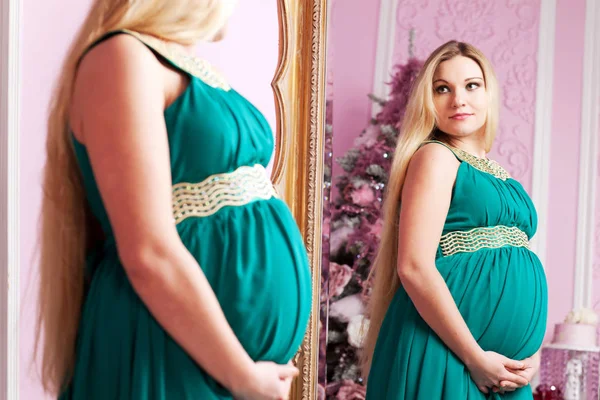 Beautiful pregnant woman — Stock Photo, Image