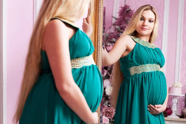 Beautiful pregnant woman — Stock Photo, Image