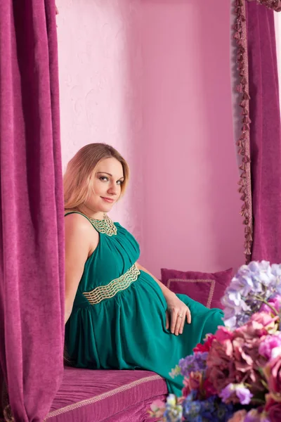 Beautiful pregnant woman — Stock Photo, Image