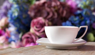 Çay fincanı masanın üstünde.