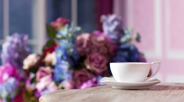 Чашка чая на столе — стоковое фото