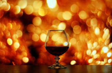 Brendi cam bulanık bir arka plan üzerinde