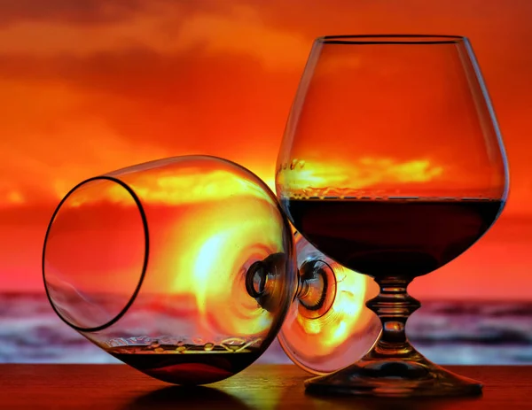 Brandy verre sur fond de coucher de soleil — Photo