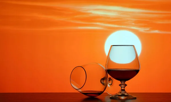 Brandy verre sur fond de coucher de soleil — Photo