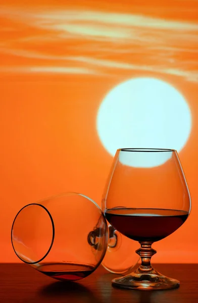 Brandy verre sur fond de coucher de soleil — Photo