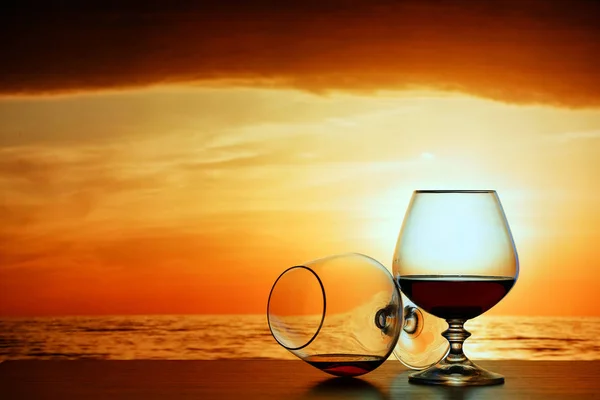 Brandy verre sur fond de coucher de soleil — Photo