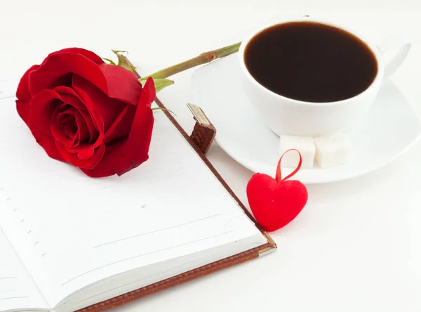 Дневник, кофе и роза — стоковое фото
