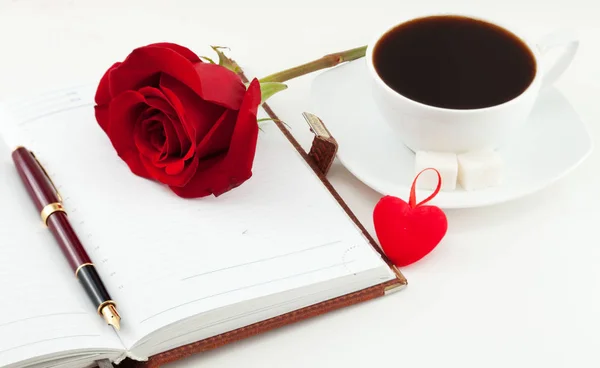 Дневник, кофе и роза — стоковое фото