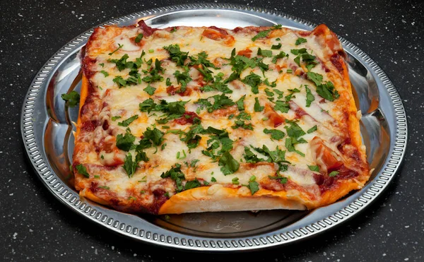 Pizza na tacy — Zdjęcie stockowe