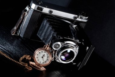 Retro kamera ve cep saati