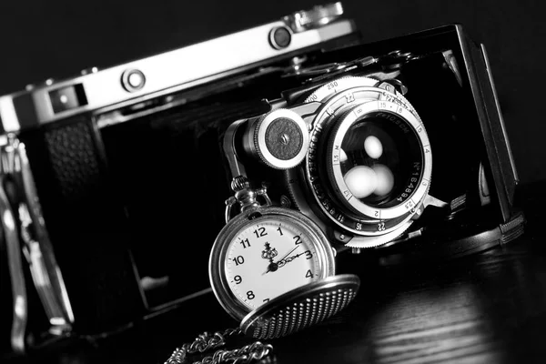 Fotocamera retrò e orologio da tasca — Foto Stock