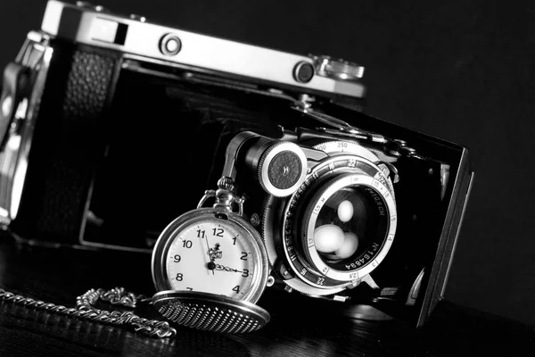 Retro kamera ve cep saati — Stok fotoğraf