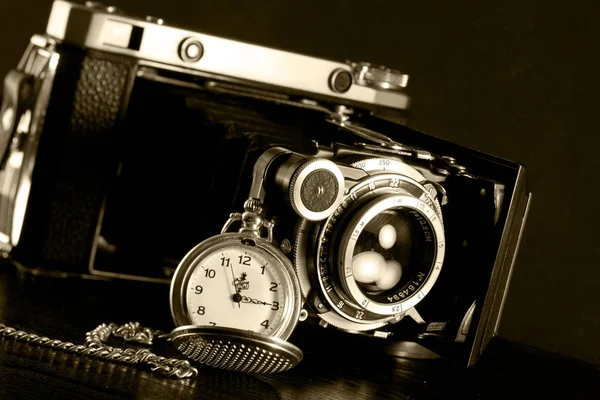 Ретро-камера и карманные часы — стоковое фото