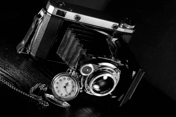 Retro-Kamera und Taschenuhr — Stockfoto