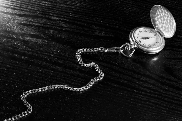 Montre de poche sur une table — Photo