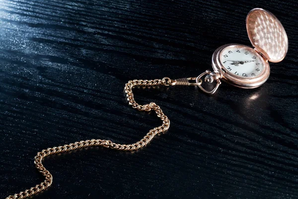 Reloj de bolsillo en una mesa — Foto de Stock