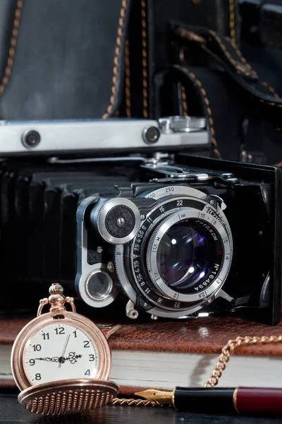 Камера, дневник и сумка — стоковое фото