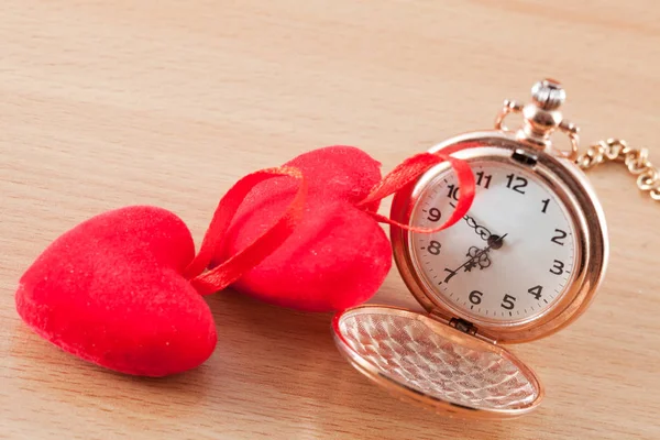 Reloj de bolsillo y corazón —  Fotos de Stock