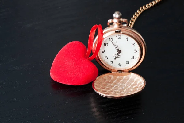 Reloj de bolsillo y corazón —  Fotos de Stock