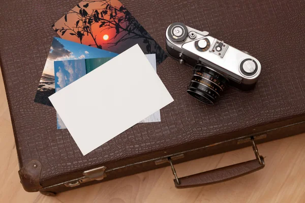 Fotocamera e valigia — Foto Stock