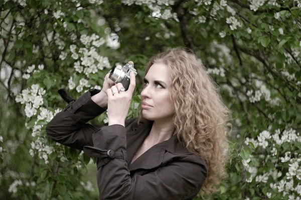 Woman with camera — Stock Photo, Image