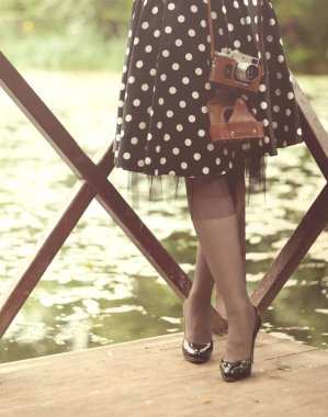 Kamera ve kadın bacakları